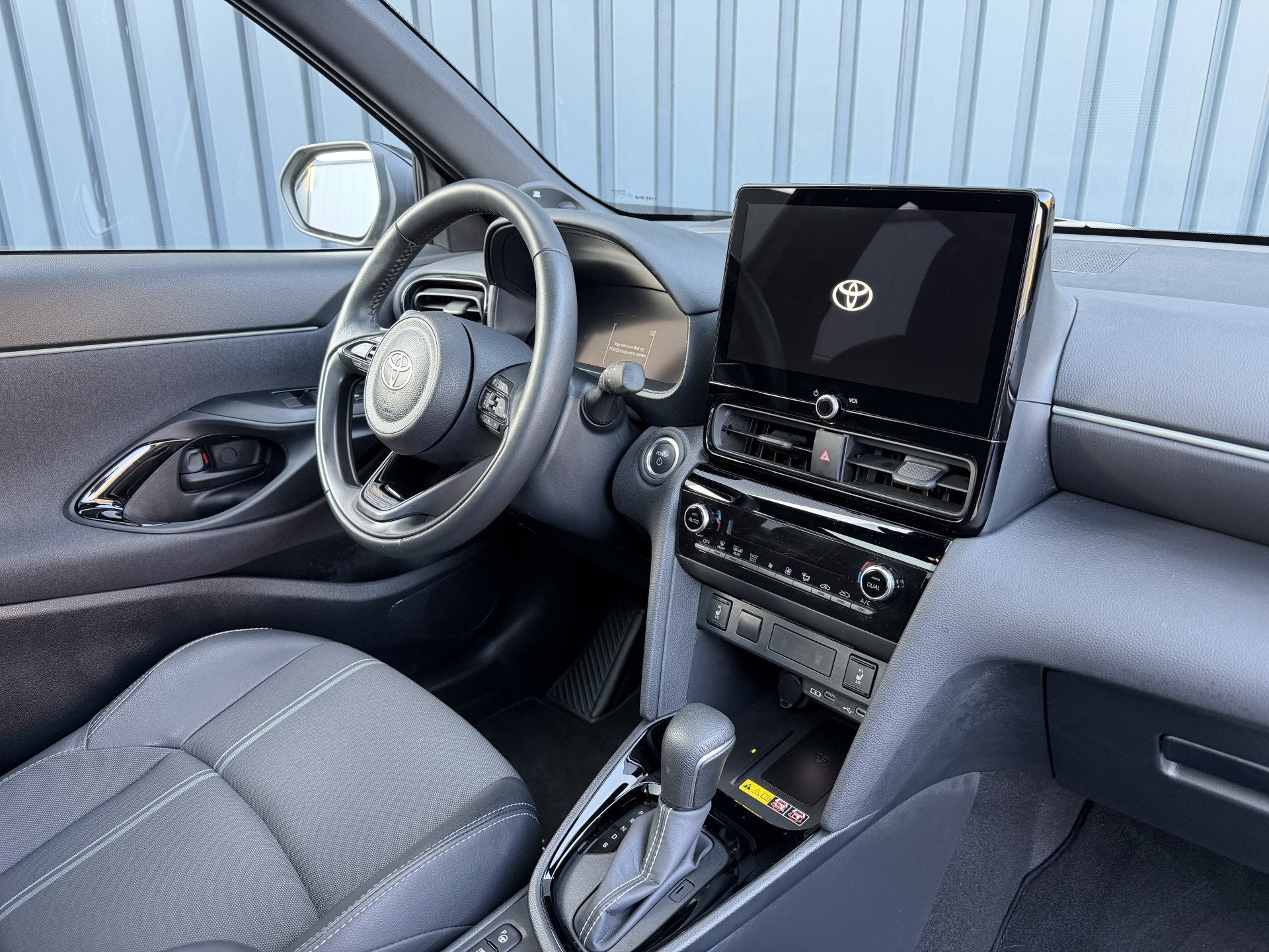 Toyota Yaris Cross 1.5 Hybrid 130 Launch Edition | Pano dak, Dealer onderhouden, 1195 kg, Gebruikt, Leder en Stof