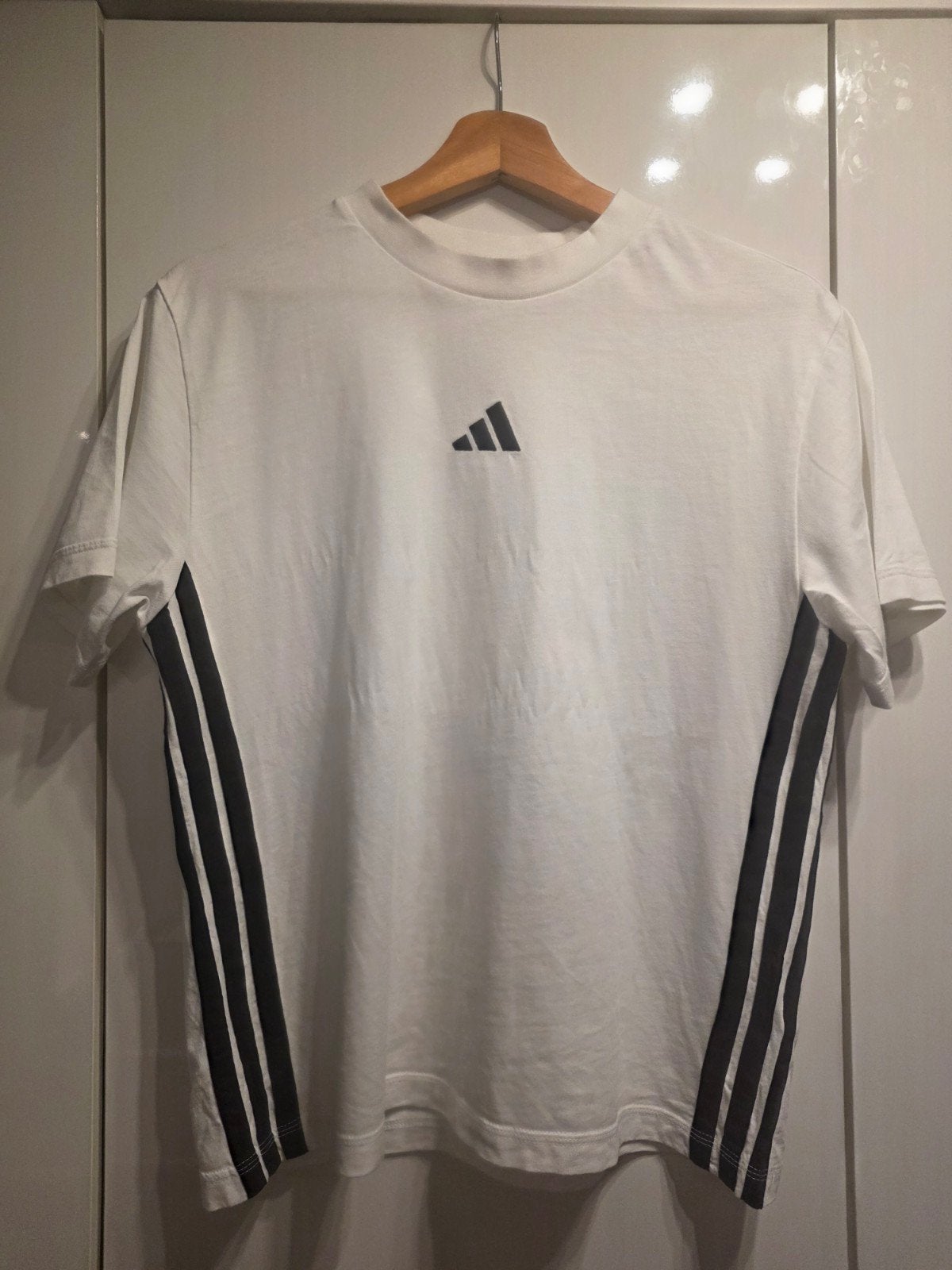Adidas T-shirt wit met zwarte strepen, Kleding | Dames, T-shirts, Maat 38/40 (M), Adidas, Wit, Ophalen of Verzenden