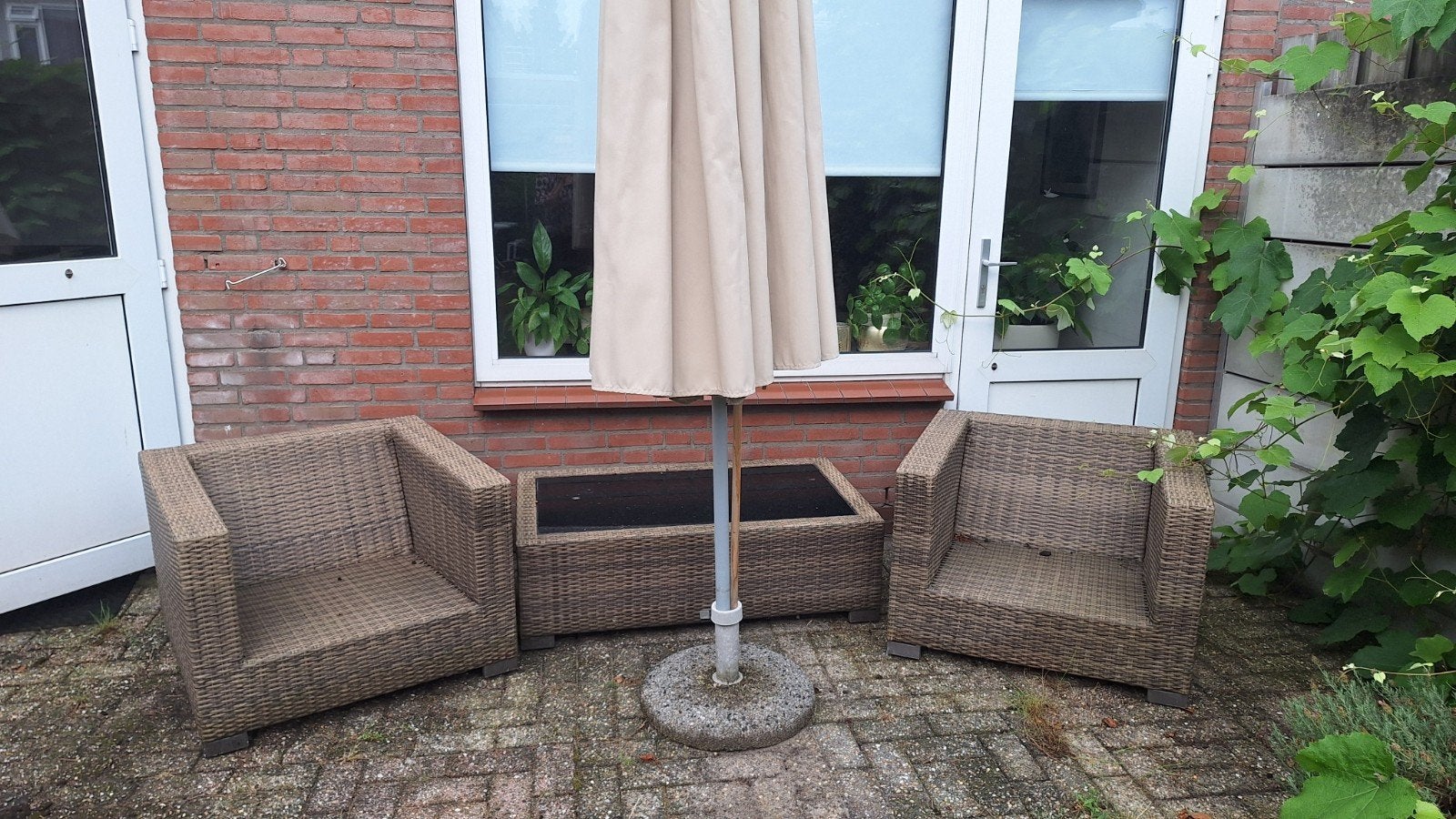 Loungeset met Parasol en Bijzettafel en bijbehorende kussens, Ophalen, Gebruikt, Wicker, Bijzettafel