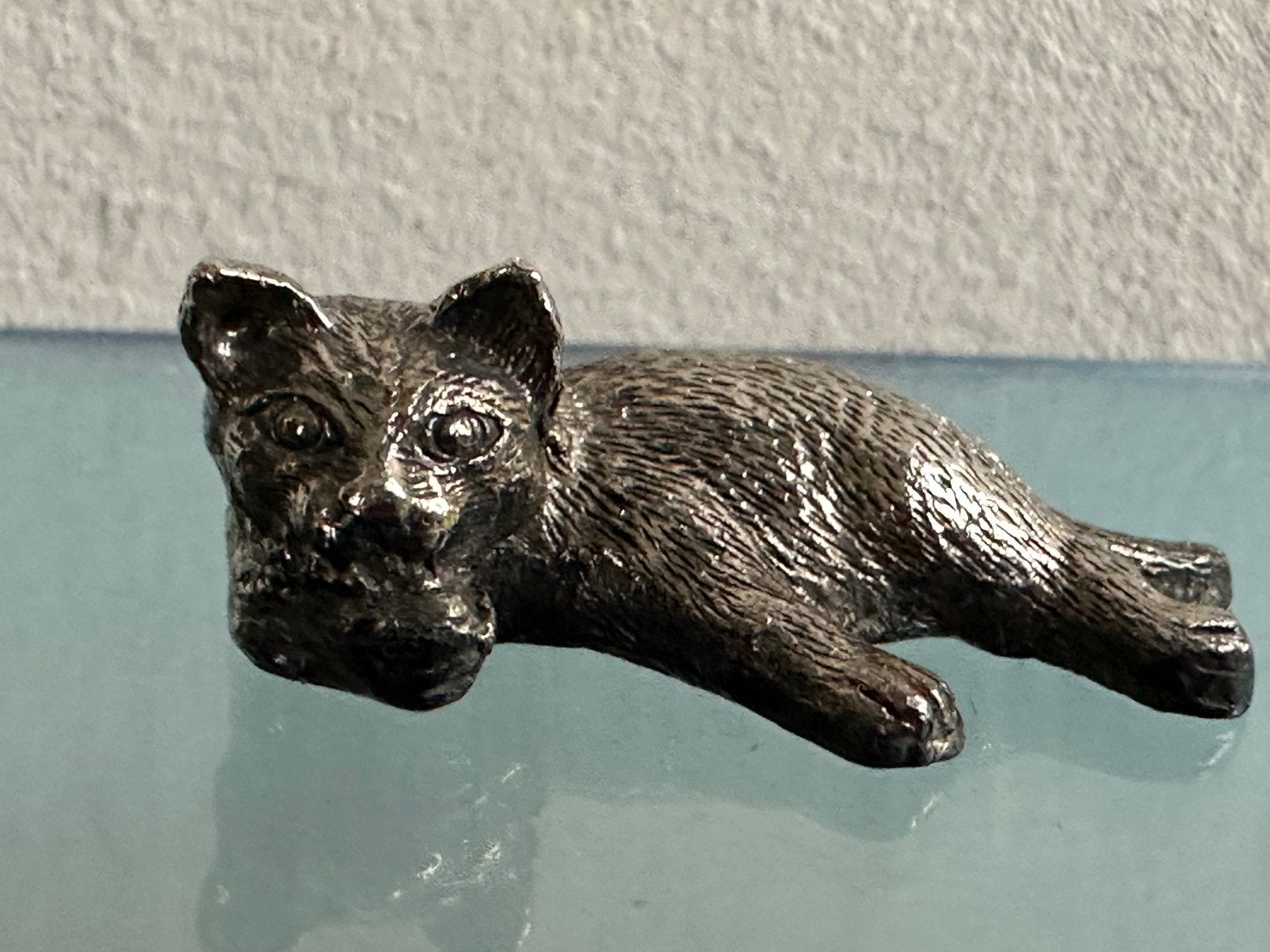 Oud verzilverd tin Kitten / poes beeldje miniatuur, Ophalen of Verzenden, Gebruikt, Hond of Kat, Beeldje of Figuurtje