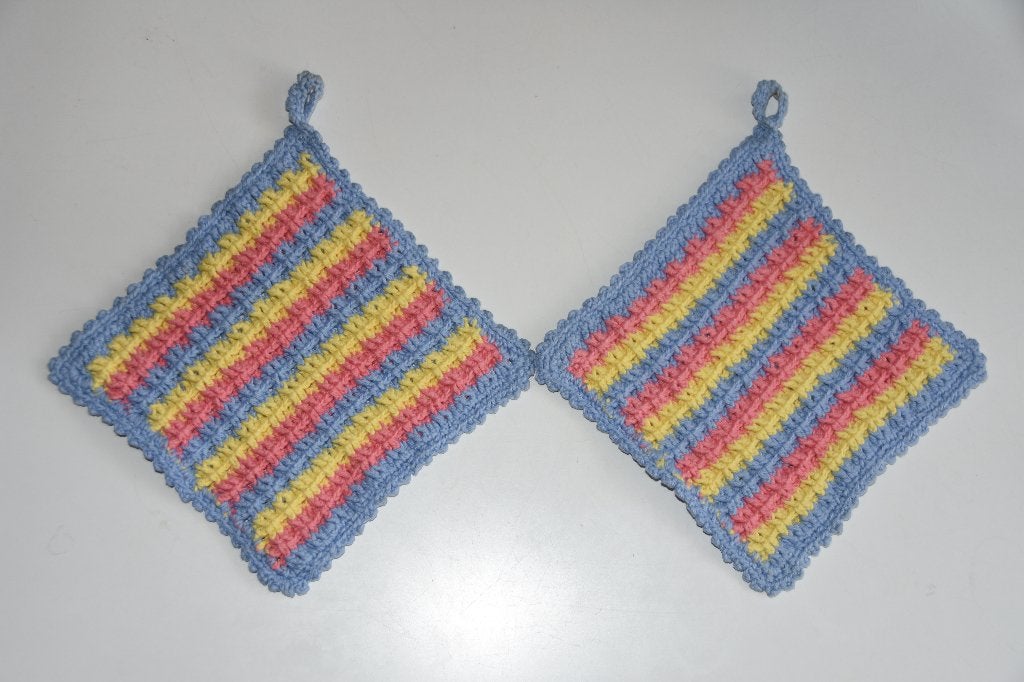 2 Retro fleurige handgemaakte pannenlappen, Verzenden, Zo goed als nieuw, Pannenlap of onderzetter