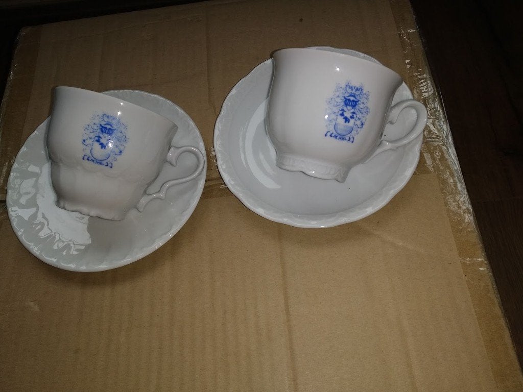 2 Kop en Schotels met het Familiewapen De Poel, Verzamelen, Ophalen of Verzenden, Nieuw, Porselein, Kop en/of schotel