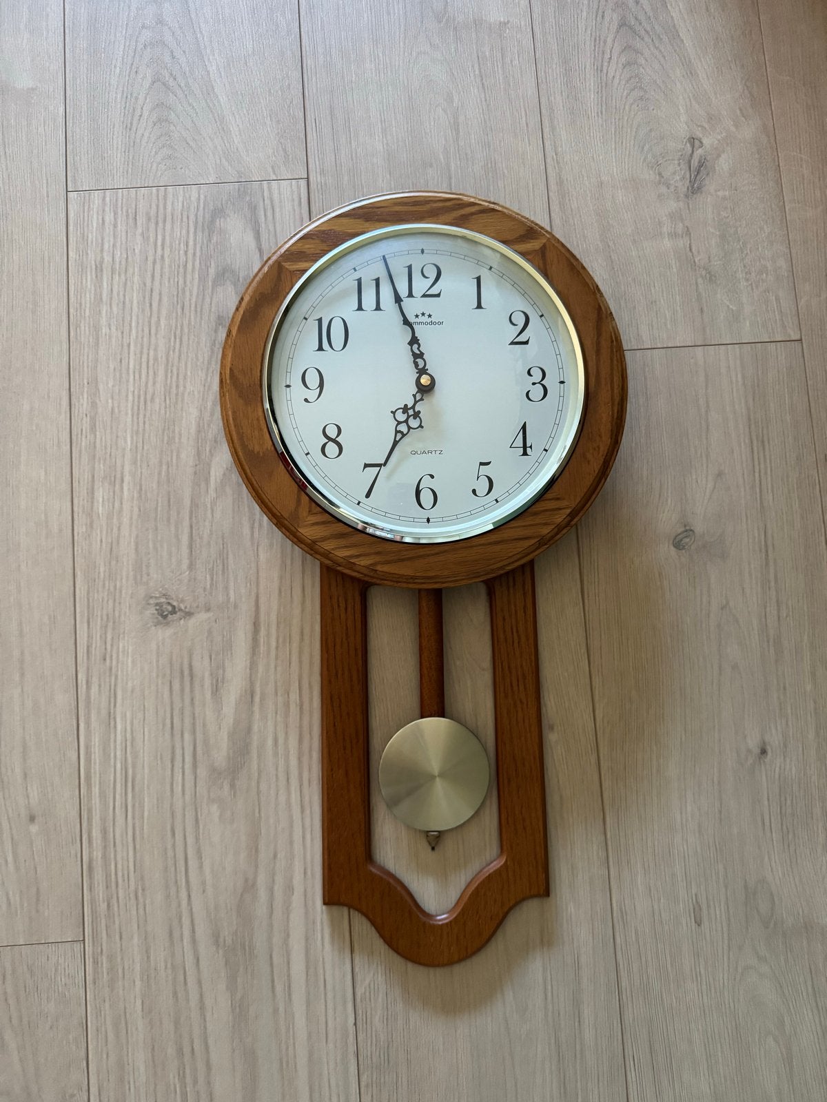 Klassieke houten wandklok met slinger, Antiek en Kunst, Antiek | Klokken, Ophalen of Verzenden