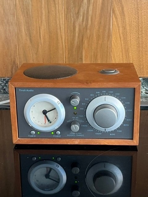 Tivoli Audio Radio wekker model three, Ophalen of Verzenden, Gebruikt