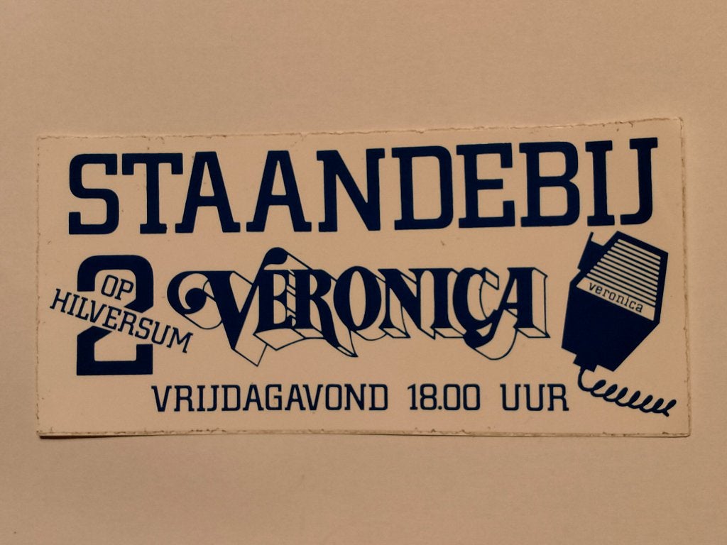Staande bij Veronica op 2 vintage sticker Radio televisie, Verzamelen, Ophalen of Verzenden, Gebruikt, Overige typen