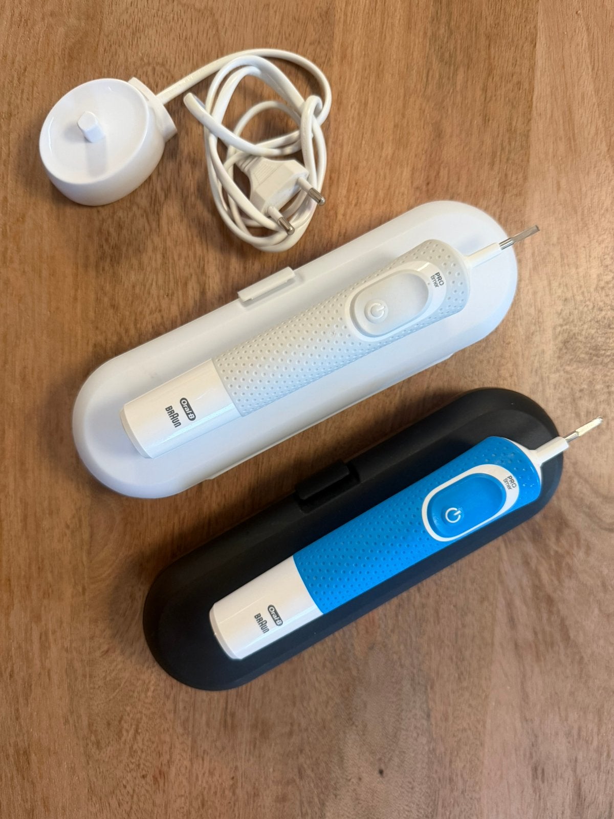 Oral B Electric Toothbrushes, holder and charger, Ophalen, Gebruikt, Tandenborstel
