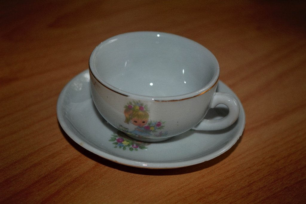 Mooi kinderservies kopje, kop en schotel, meisje met poes, Antiek en Kunst, Ophalen of Verzenden