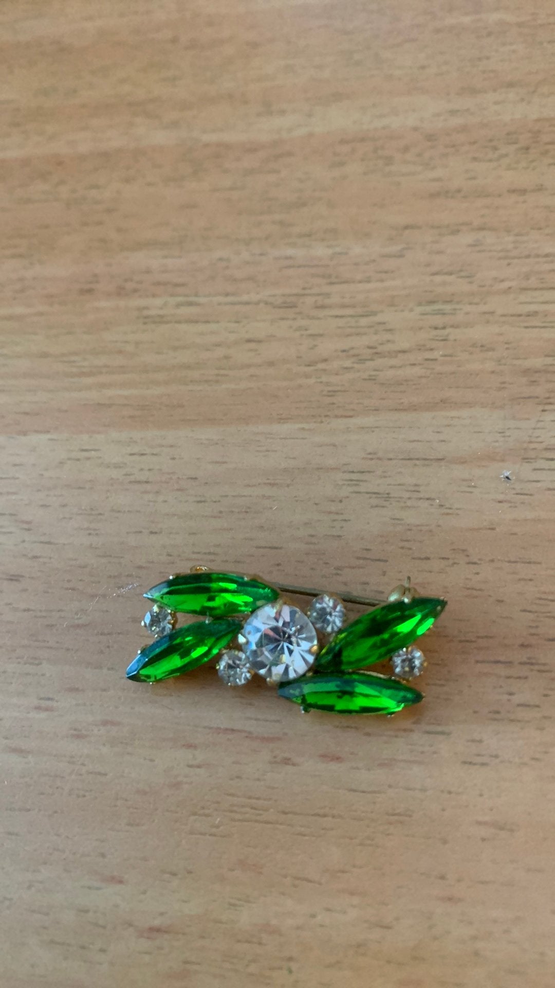 Vintage broche met groene stenen ., Ophalen of Verzenden, Zo goed als nieuw, Groen, Overige materialen