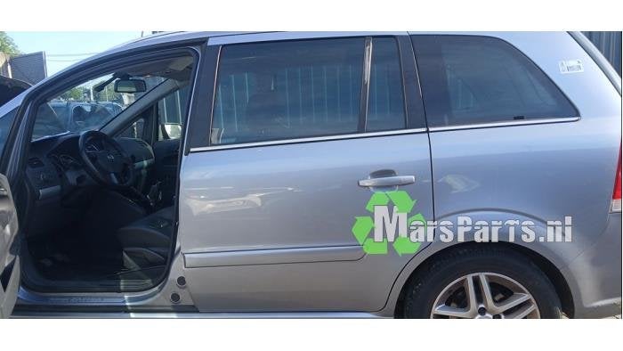 Portier 4Deurs links-achter van een Opel Zafira (Z163)