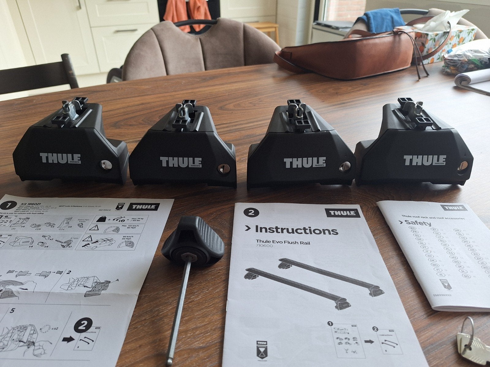Thule Evo Flush Rail 710600 + Kit 186021 voor SEAT, Ophalen, Zo goed als nieuw