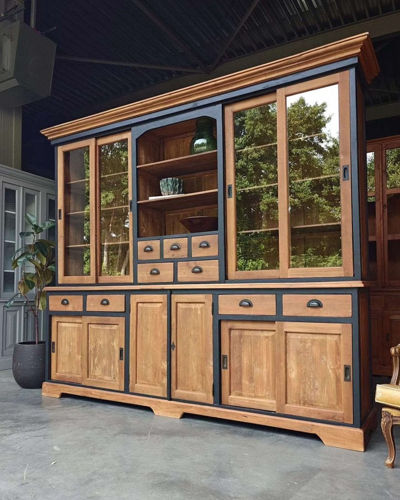 Wauw! Grote teakhouten winkelkast "black details" #4518, Glas, Gebruikt, Met deur(en), -