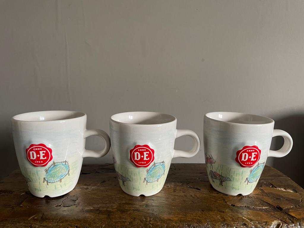 3 Douwe Egberts kopjes met tekening NSUBUGU ABDU, Ophalen of Verzenden, Zo goed als nieuw, Overige stijlen, Kop(pen) en/of Schotel(s)