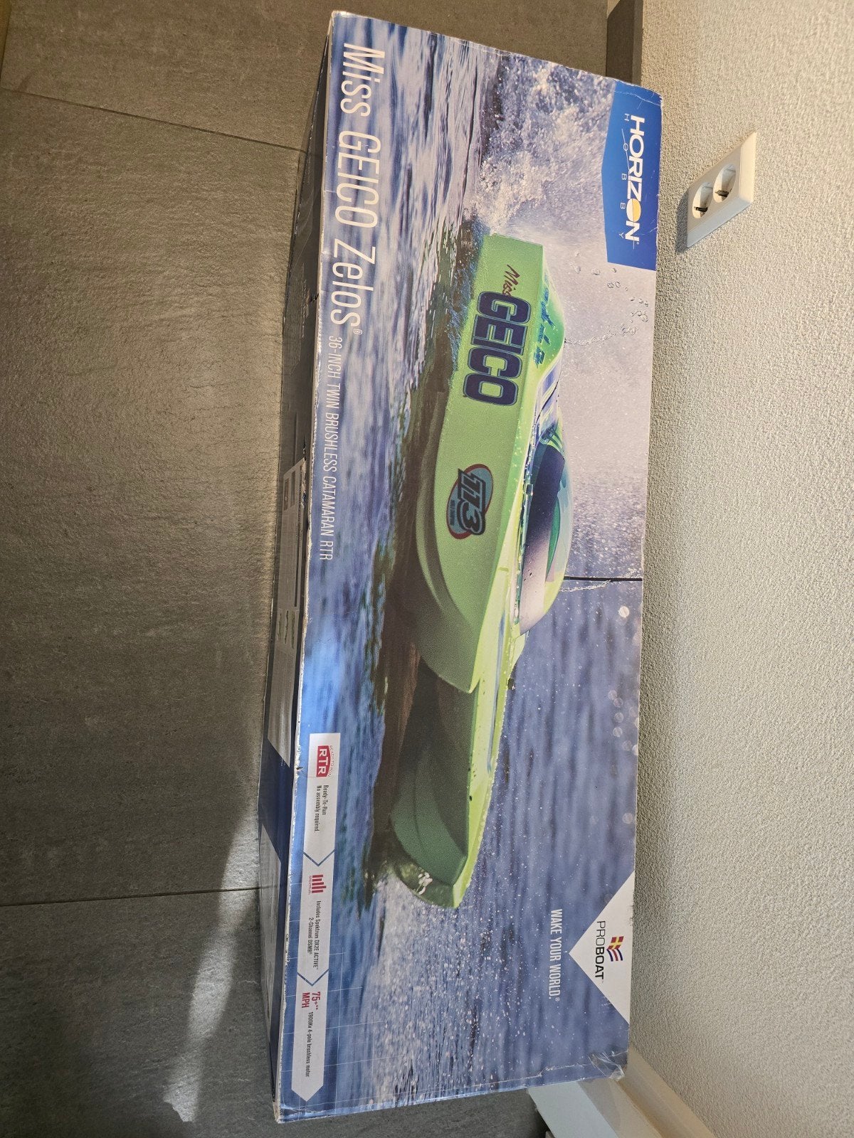 Proboat Miss GEICO Zelos 36″ Twin Brushless Catamaran RTR (1, Ophalen of Verzenden