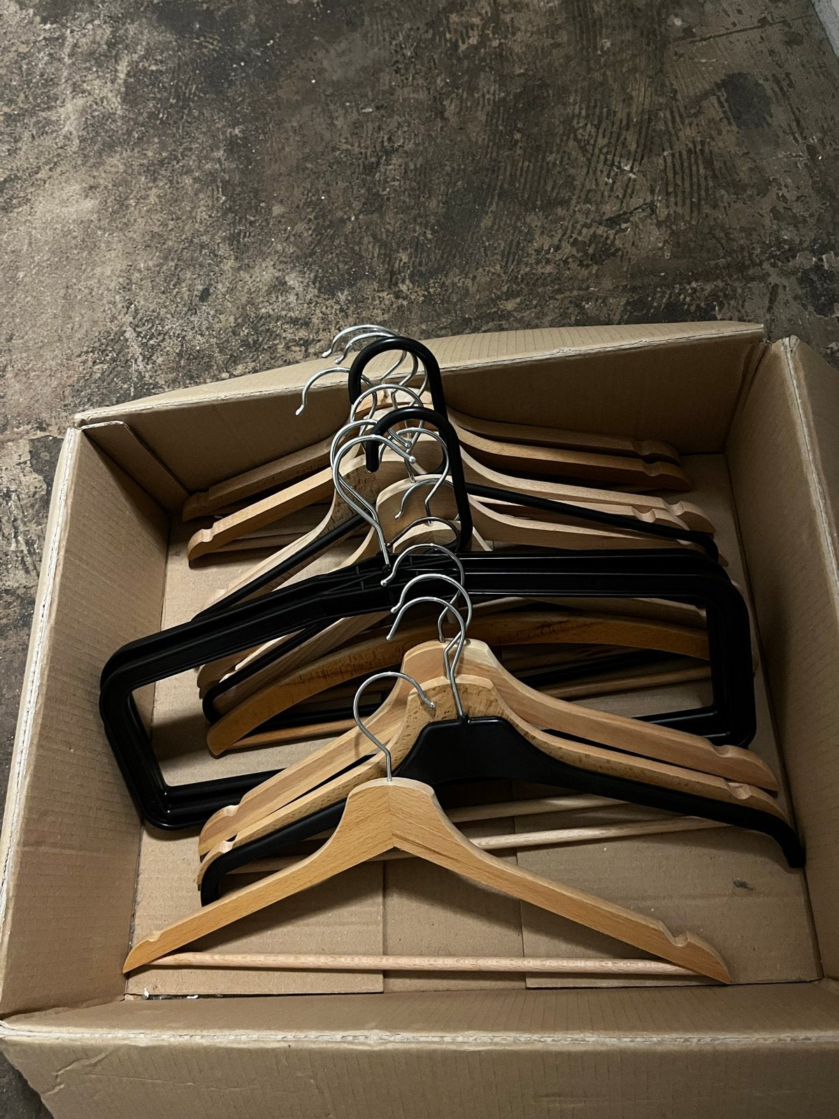 GRATIS Kleerhangers, Kleding | Dames, Kledinghangers, Ophalen, Gebruikt, Hout, Volwassenen