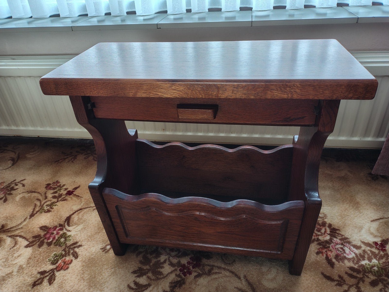 Houten bijzettafel met lade en tijdschriftenrek, vintage, Gebruikt, Klassiek, 55 tot 75 cm, Rechthoekig