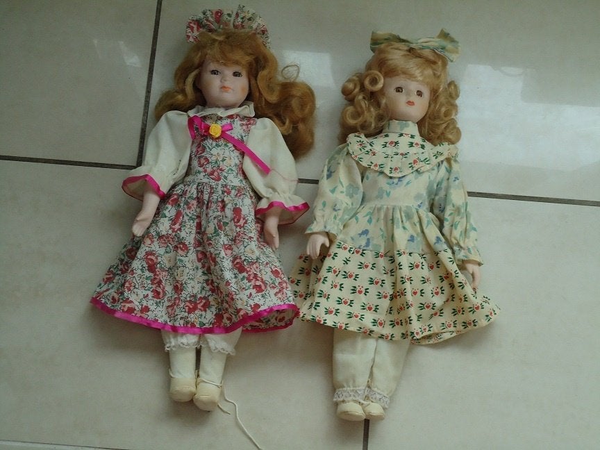 2 poppen met stenen handjes , voetjes en gezichtjes, Verzamelen, Poppen, Ophalen of Verzenden, Zo goed als nieuw, Pop