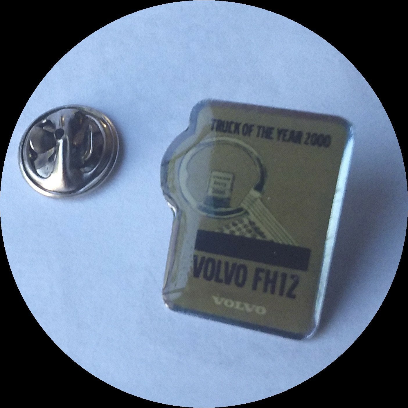 VOLVO FH12 truck of the year 2000 pin, Ophalen of Verzenden, Zo goed als nieuw, Transport, Speldje of Pin