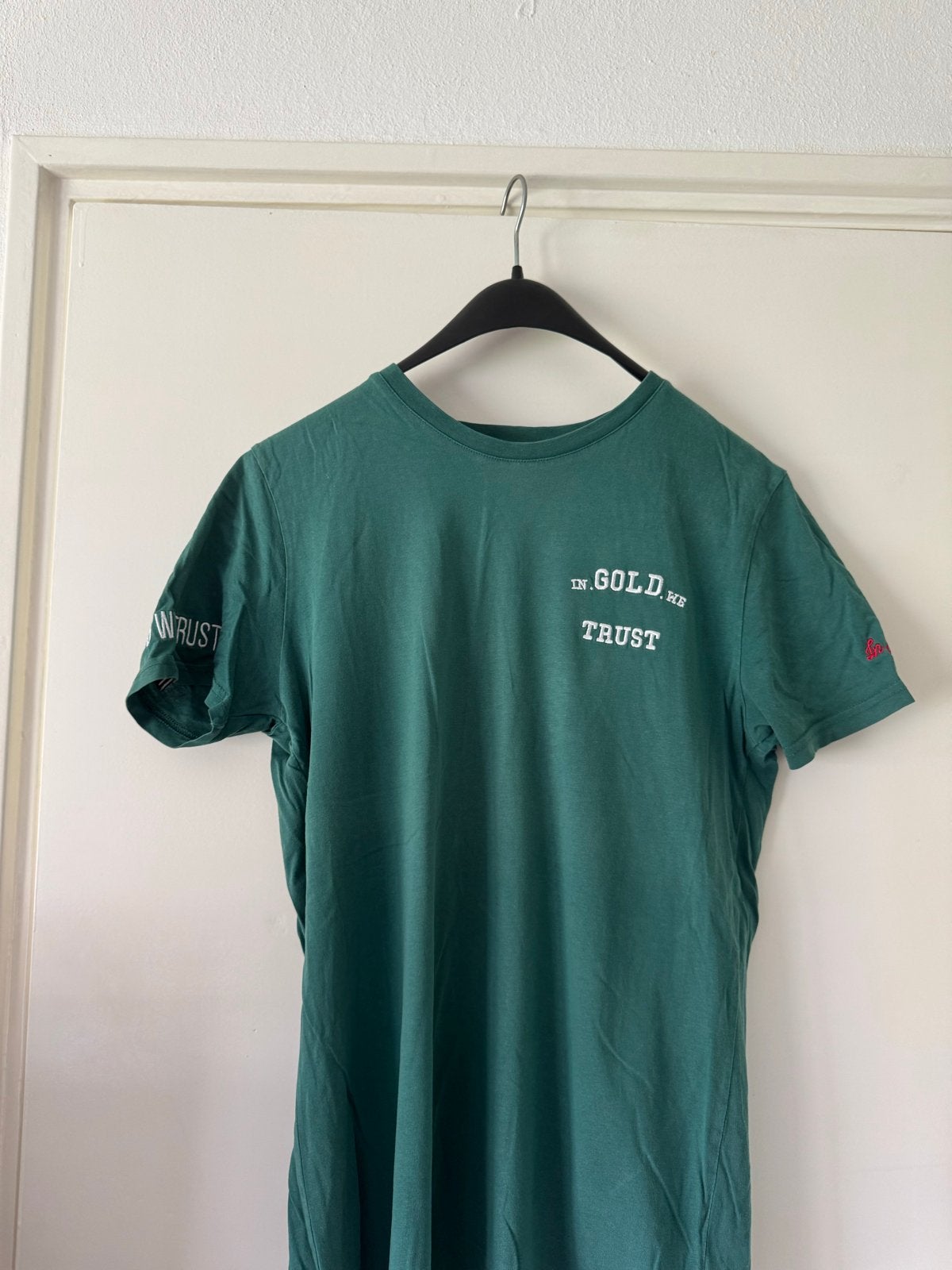 In Gold We Trust T-shirt - Groen - Maat M, Ophalen of Verzenden, Gedragen, Maat 48/50 (M), Groen