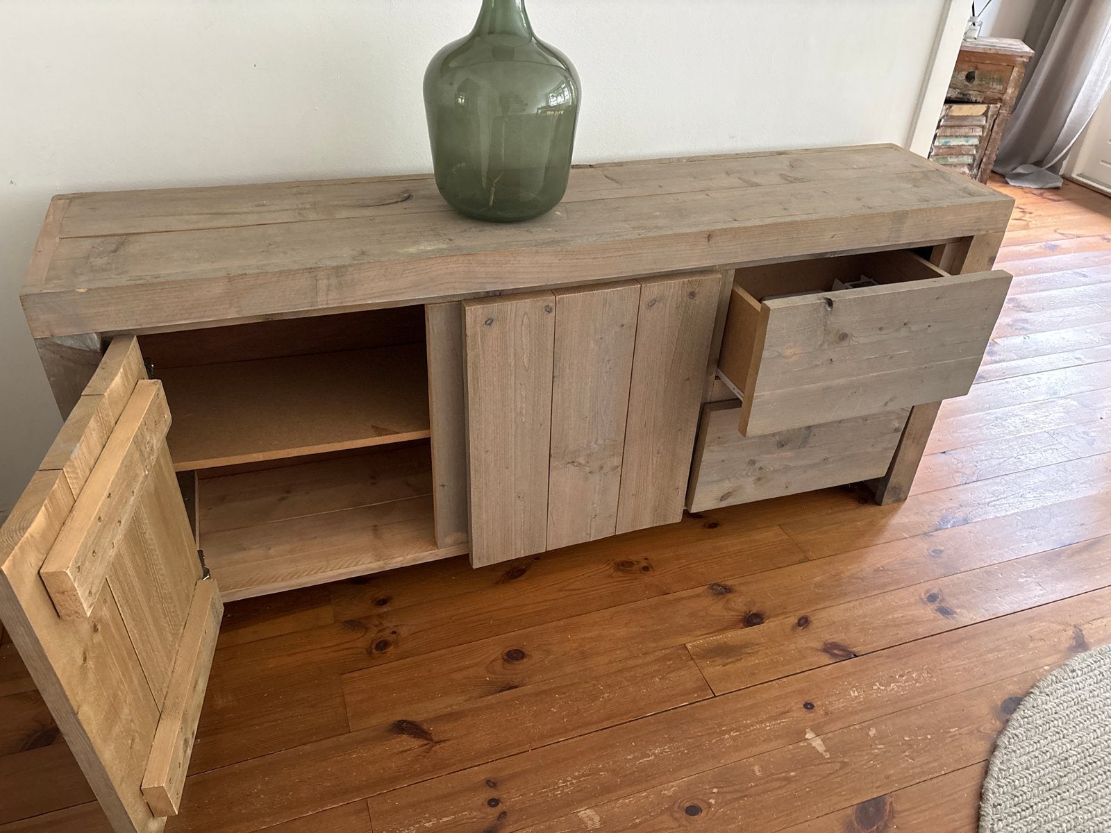 Robuust steigerhouten dressoir met spiegel, Huis en Inrichting, Kasten | Dressoirs, Gebruikt, 150 tot 200 cm, 25 tot 50 cm, Met lade(s)