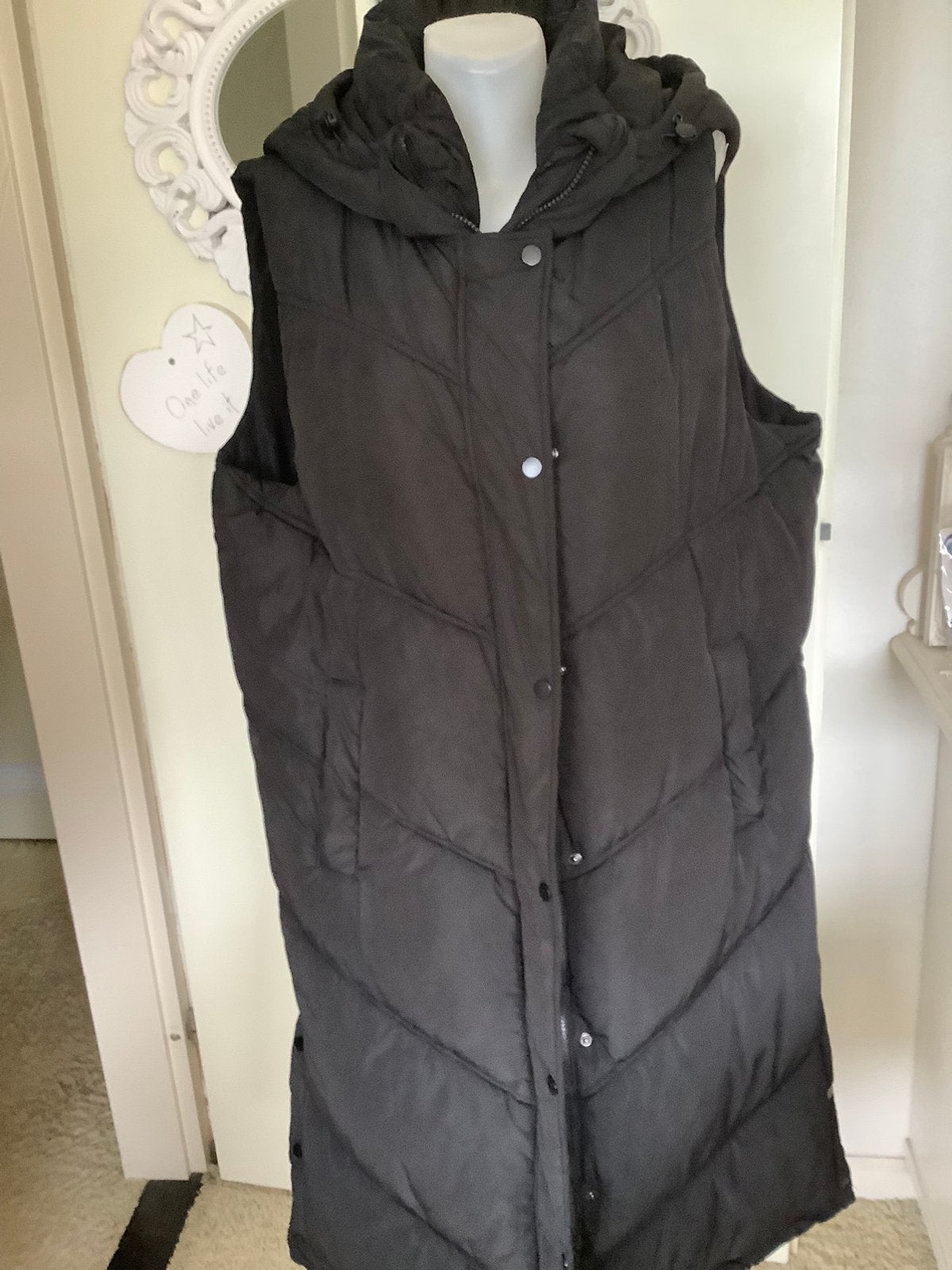 Te koop lange bodywarmer zwart, Ophalen of Verzenden, Zo goed als nieuw, Maat 42/44 (L), Zwart