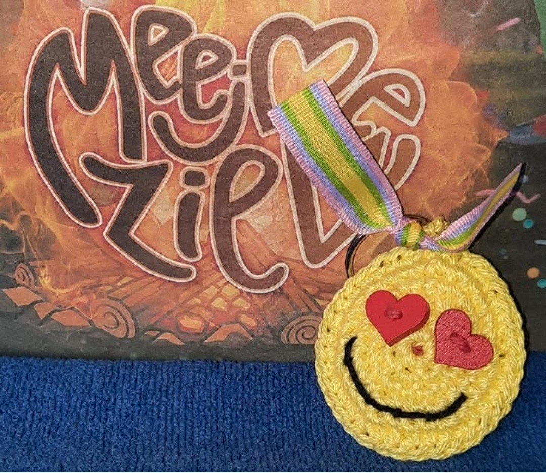 Leuke gehaakte sleutelhanger met hartjesogen emoji, Verzamelen, Sleutelhangers, Ophalen of Verzenden, Nieuw