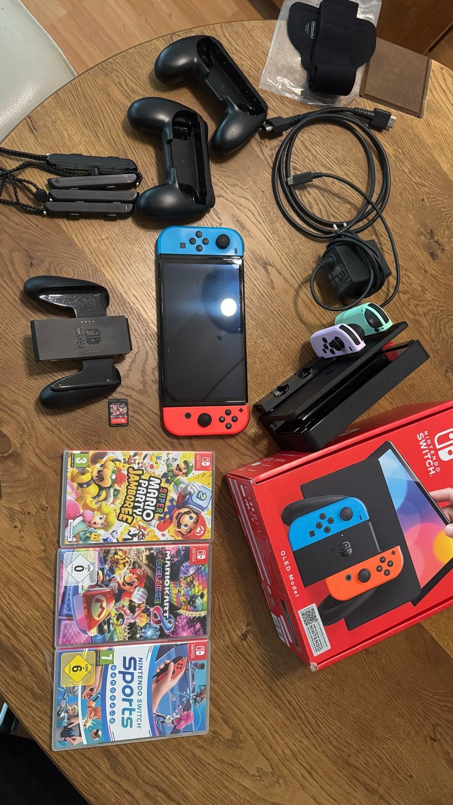 Foto 2 van Nintendo Switch Oled Model Zwart 8 maanden oud