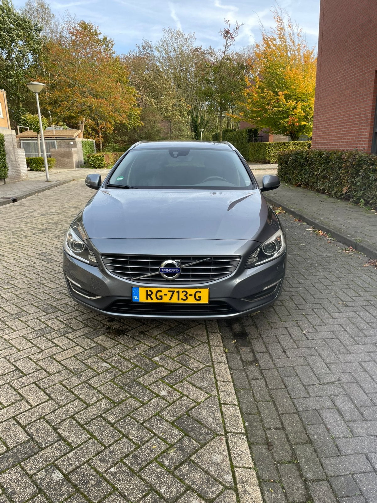 Volvo V60 D4 190pk Geartronic 2016 Grijs, 1969 cc, 23 km/l, Diesel, Particulier