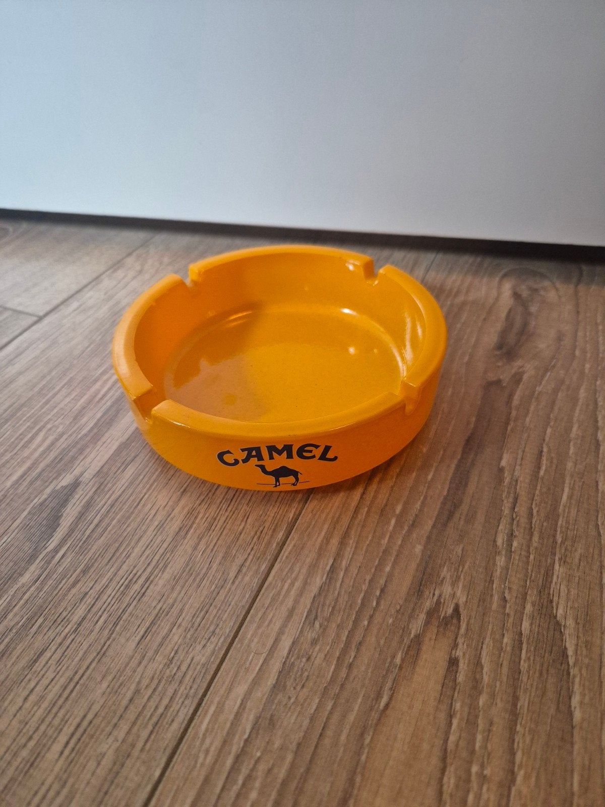 Grote Vintage Camel Asbak - Geel, Verzamelen, Rookartikelen, Aanstekers en Luciferdoosjes, Ophalen of Verzenden, Gebruikt, Asbak