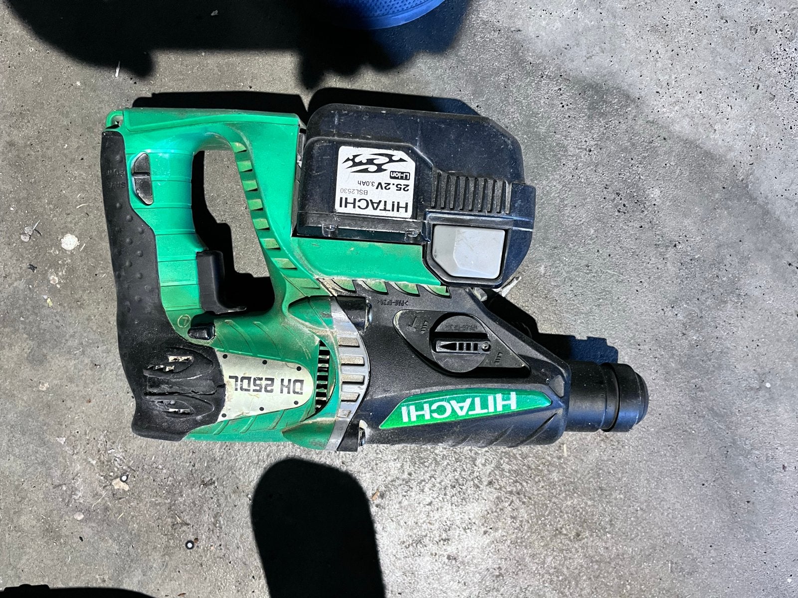Hitachi DH 25DL Boorhamer met 1 werkende accu, Boor- en/of Breekhamer, Ophalen of Verzenden, Klopboormechanisme, Gebruikt