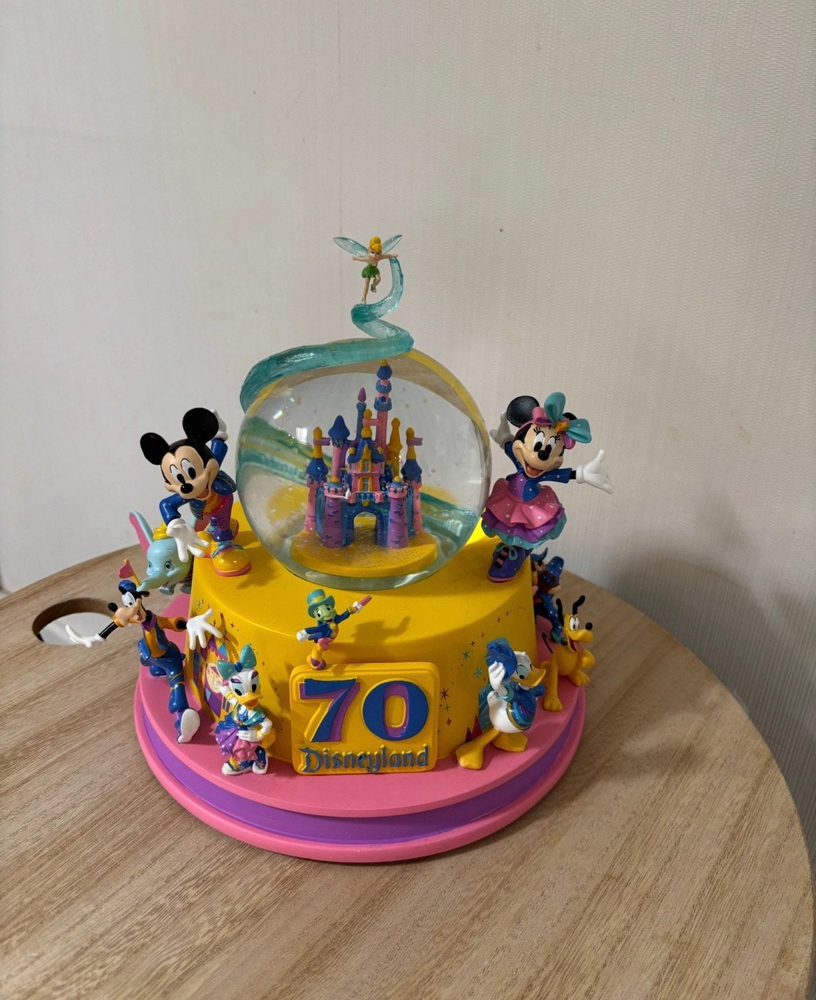 Disneyland 70 snow globe Mickey and friends, Verzamelen, Disney, Ophalen of Verzenden, Mickey Mouse, Nieuw, Beeldje of Figuurtje