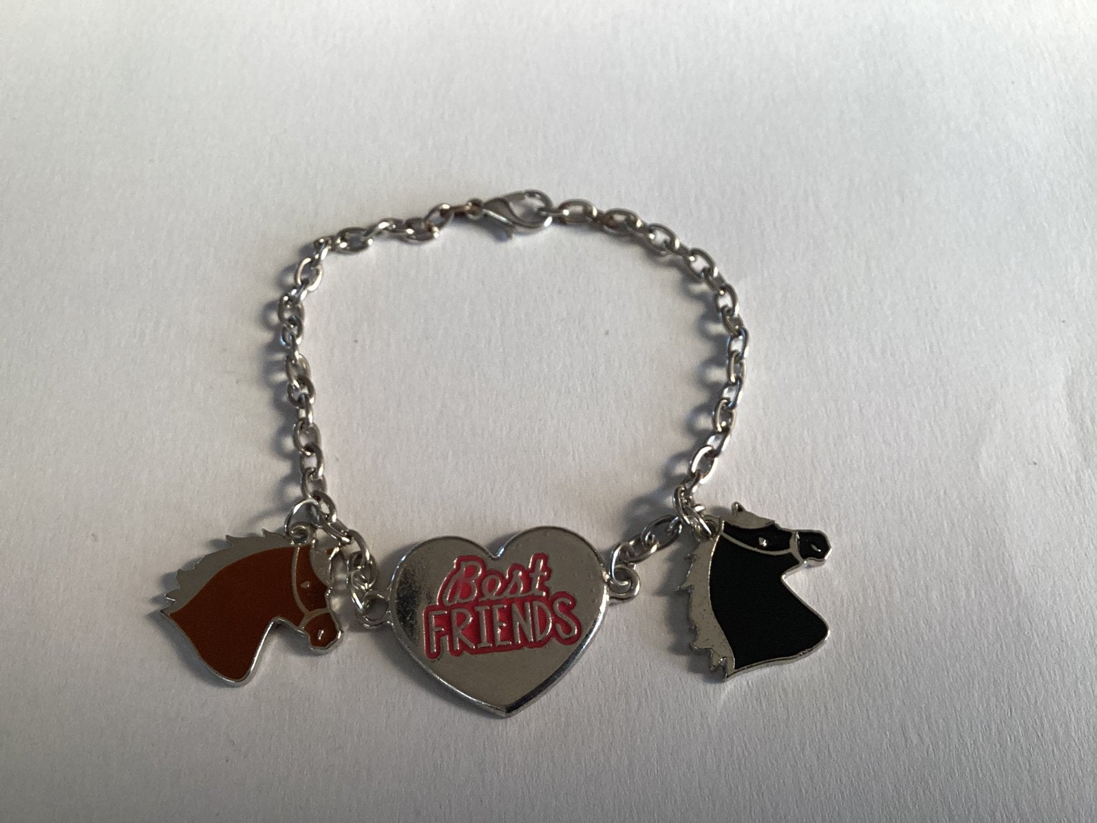 PAARDENARMBAND  MET  ,, BEST  FRIENDS “ OP HET HARTJE, Ophalen, Overige materialen, Zo goed als nieuw, Met bedels of kralen