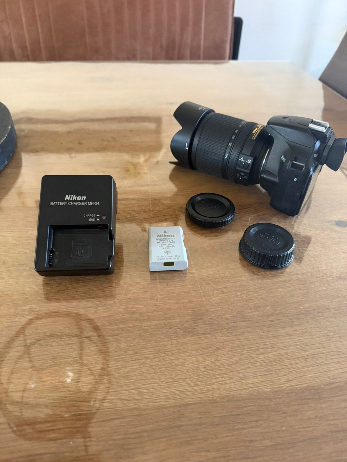 Nikon D3500 + Nikon lens 18-140 DX VR extra accu 3257 clicks, Audio, Tv en Foto, Fotocamera's Digitaal, Spiegelreflex, Zo goed als nieuw