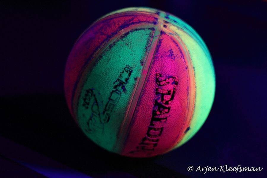 Foto 3 van Basketbal in blacklight glow in the dark LED UV neon spots