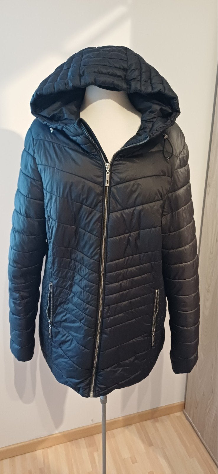 zwart donsjasje, met capuchon, maat 42, Kleding | Dames, Jassen | Winter, Ophalen of Verzenden, Zo goed als nieuw, Maat 42/44 (L)