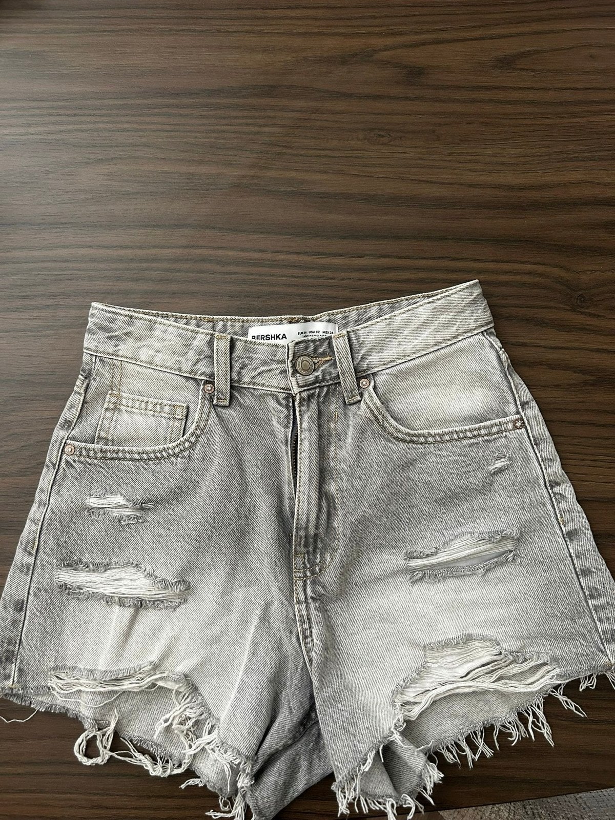 Bershka grijze denim shorts met scheuren - Maat 34, Ophalen of Verzenden, Gedragen, Grijs, W27 (confectie 34) of kleiner