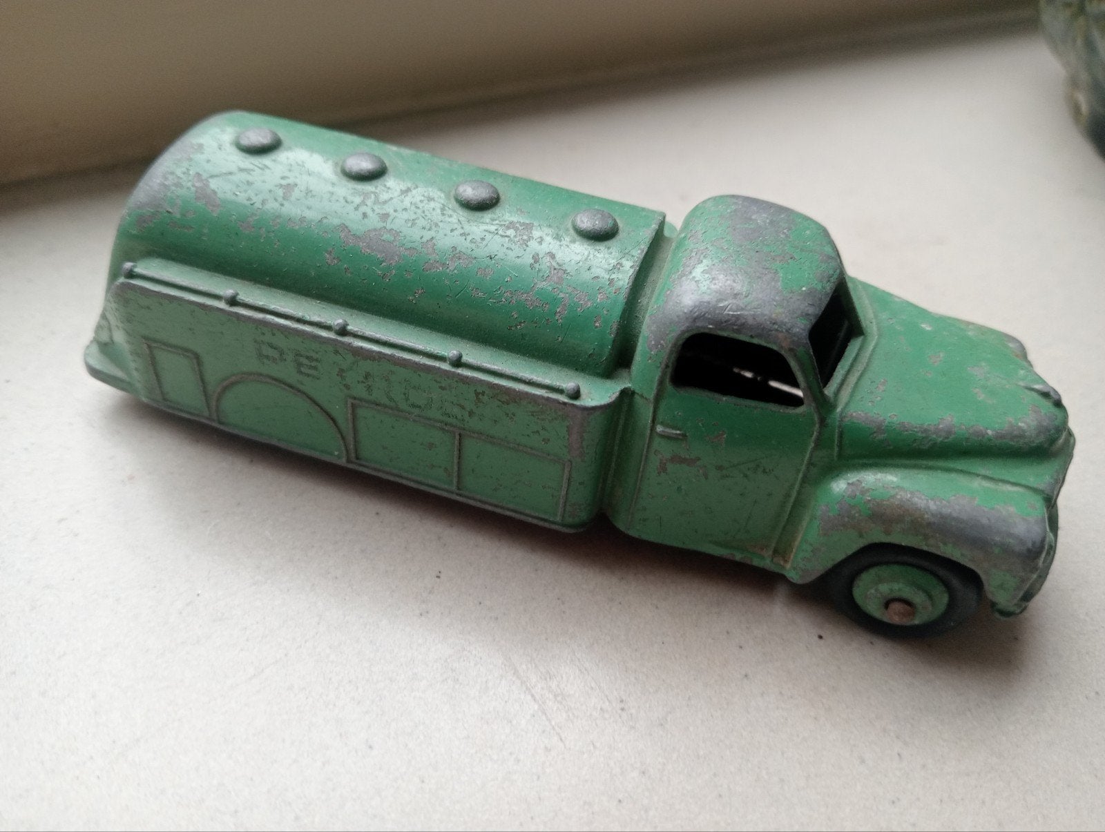 Dinky toys 30p petrol tanker, Ophalen of Verzenden, Gebruikt, Bus of Vrachtwagen