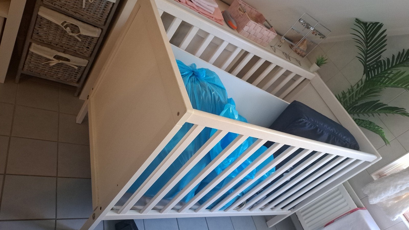 Wit houten ledikant Ikea voor baby of peuter, Ophalen, Gebruikt, Ledikant
