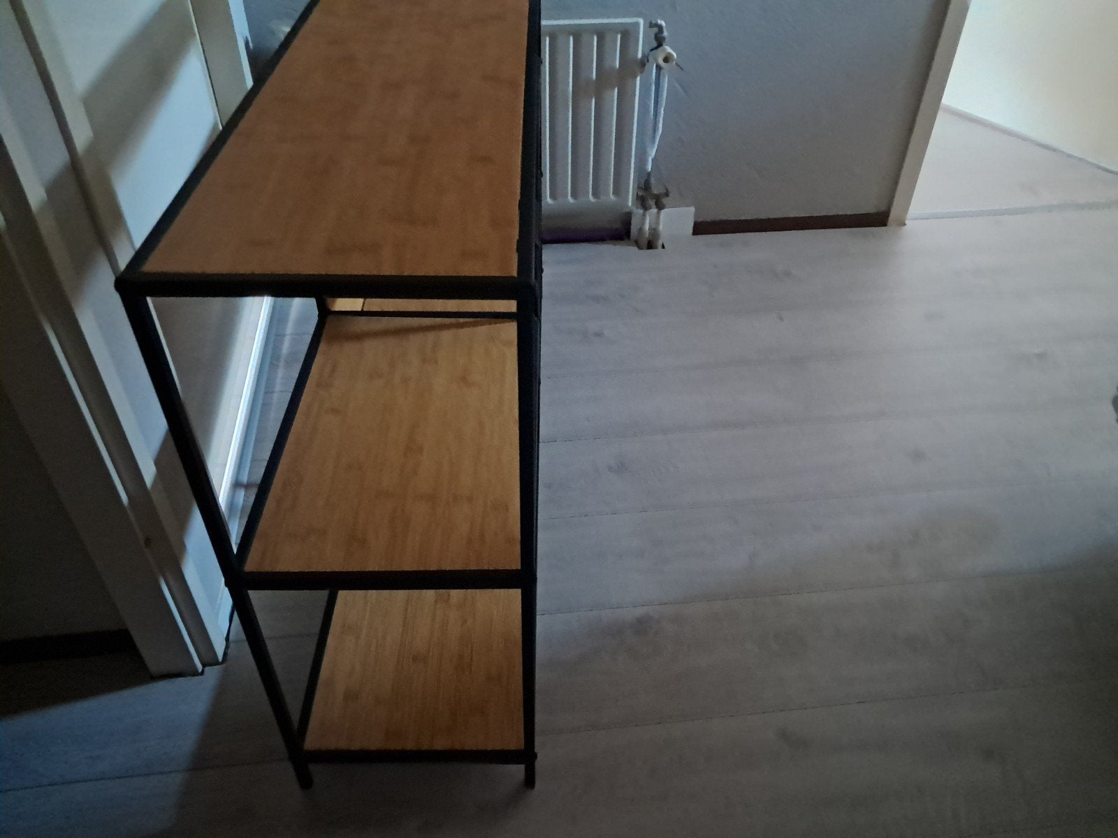side table, zwart metaal,planken houtkleur, Ophalen, Met plank(en), 50 tot 100 cm, Zo goed als nieuw