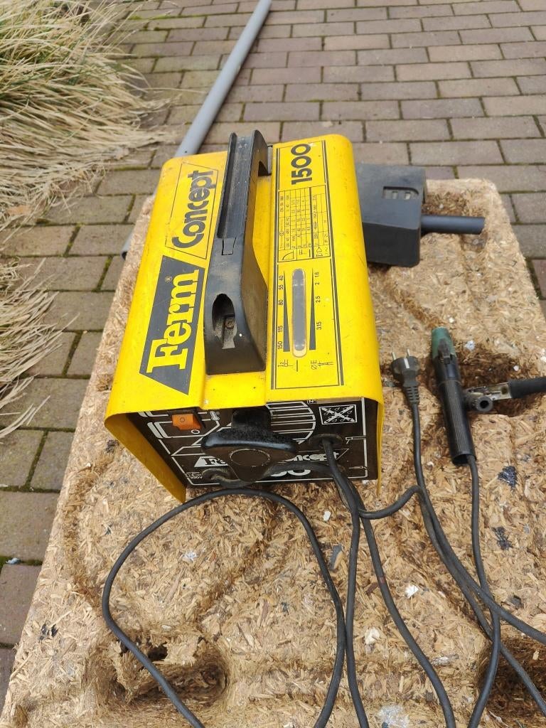 FERM CONCEPT 1500 lasapparaat 230V elektroden met laskap., Ophalen of Verzenden, Gebruikt, Minder dan 150 ampère, Elektroden