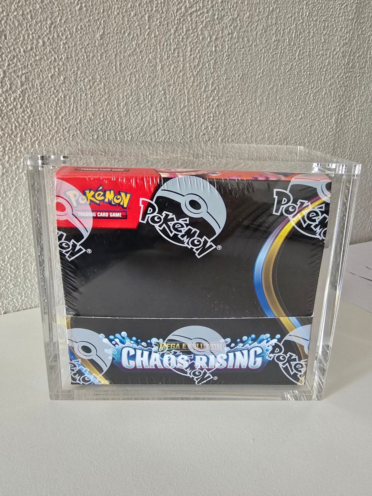 Chaos Rising Boosterbox (sealed) + Acryl Case, Ophalen of Verzenden, Zo goed als nieuw, Boosterbox