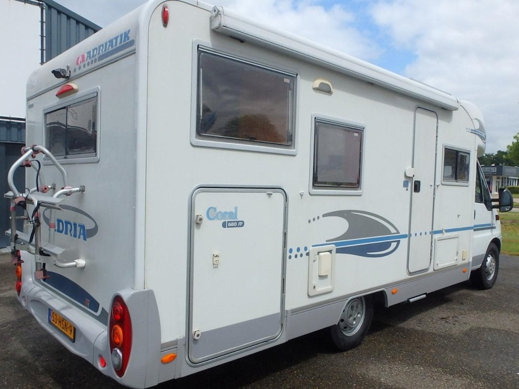 Adria Coral 680 SP, Caravans en Kamperen, Campers, Koelkast, Standaard zit, Ringverwarming, Fiat