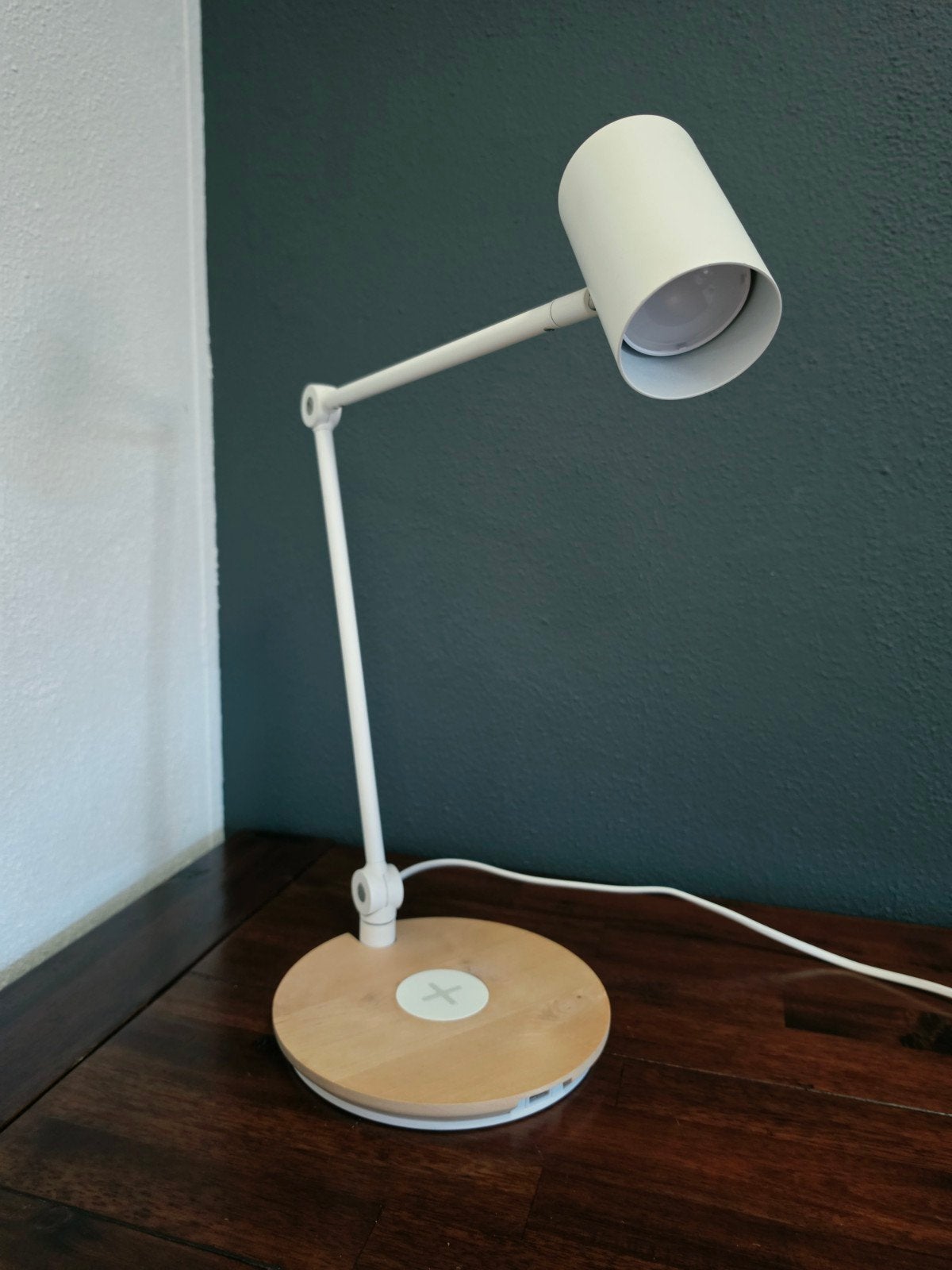 Moderne bureaulamp met draadloze oplader en USB-poort, Hout, Ophalen of Verzenden, Zo goed als nieuw, Modern