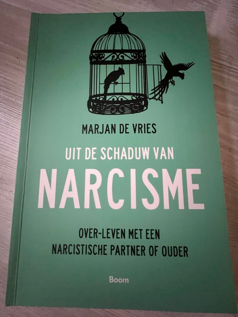 Uit de schaduw van narcisme - Marjan de Vries, Verzenden, Zo goed als nieuw, Klinische psychologie