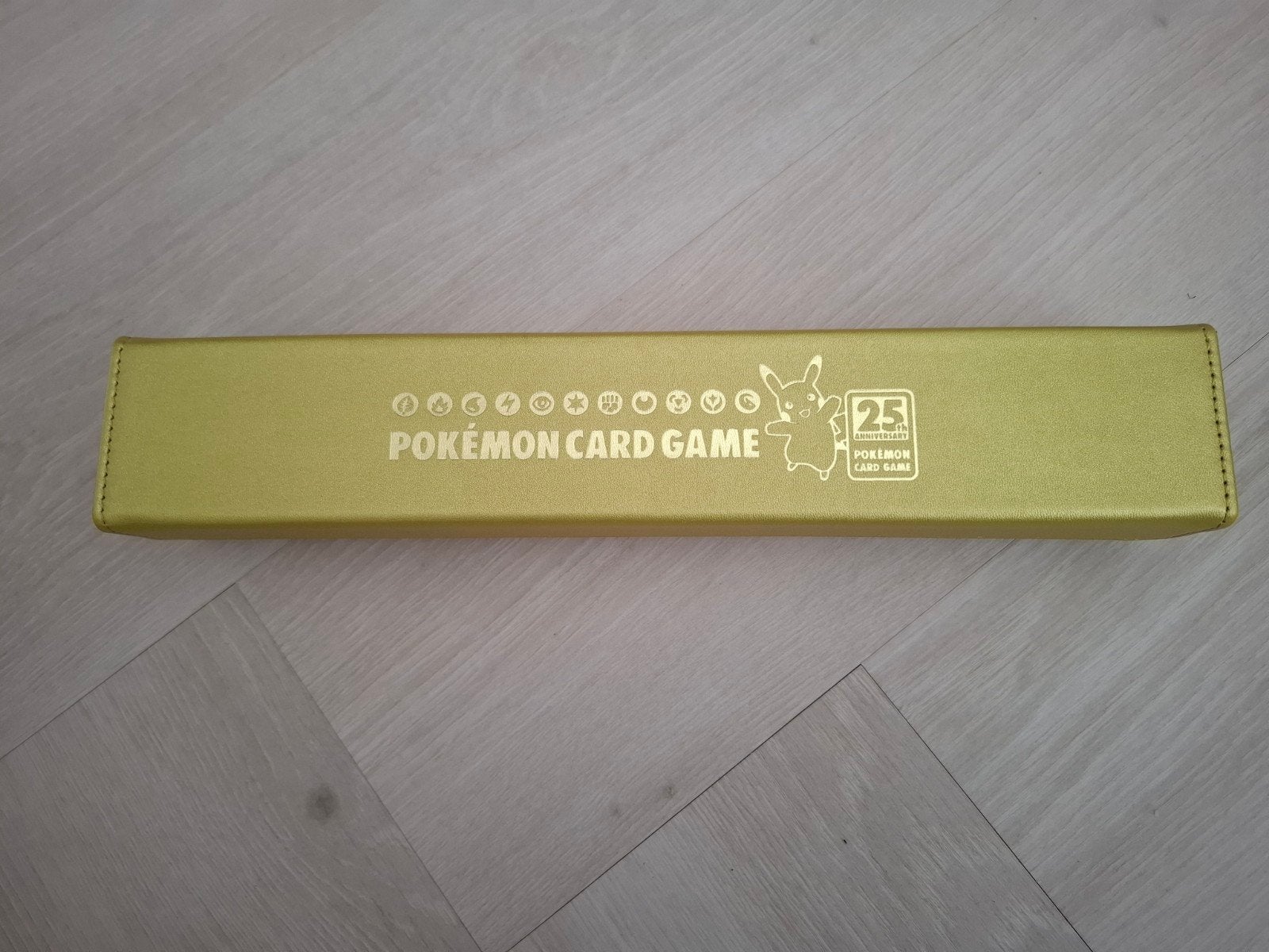 Pokémon TCG 25th Anniversary golden Playmat & Box, Ophalen of Verzenden, Nieuw, Overige typen
