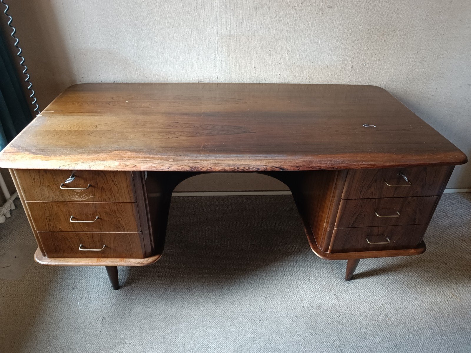 Vintage houten bureau met lades en sleutels., Ophalen, Gebruikt, Hout, Overige merken