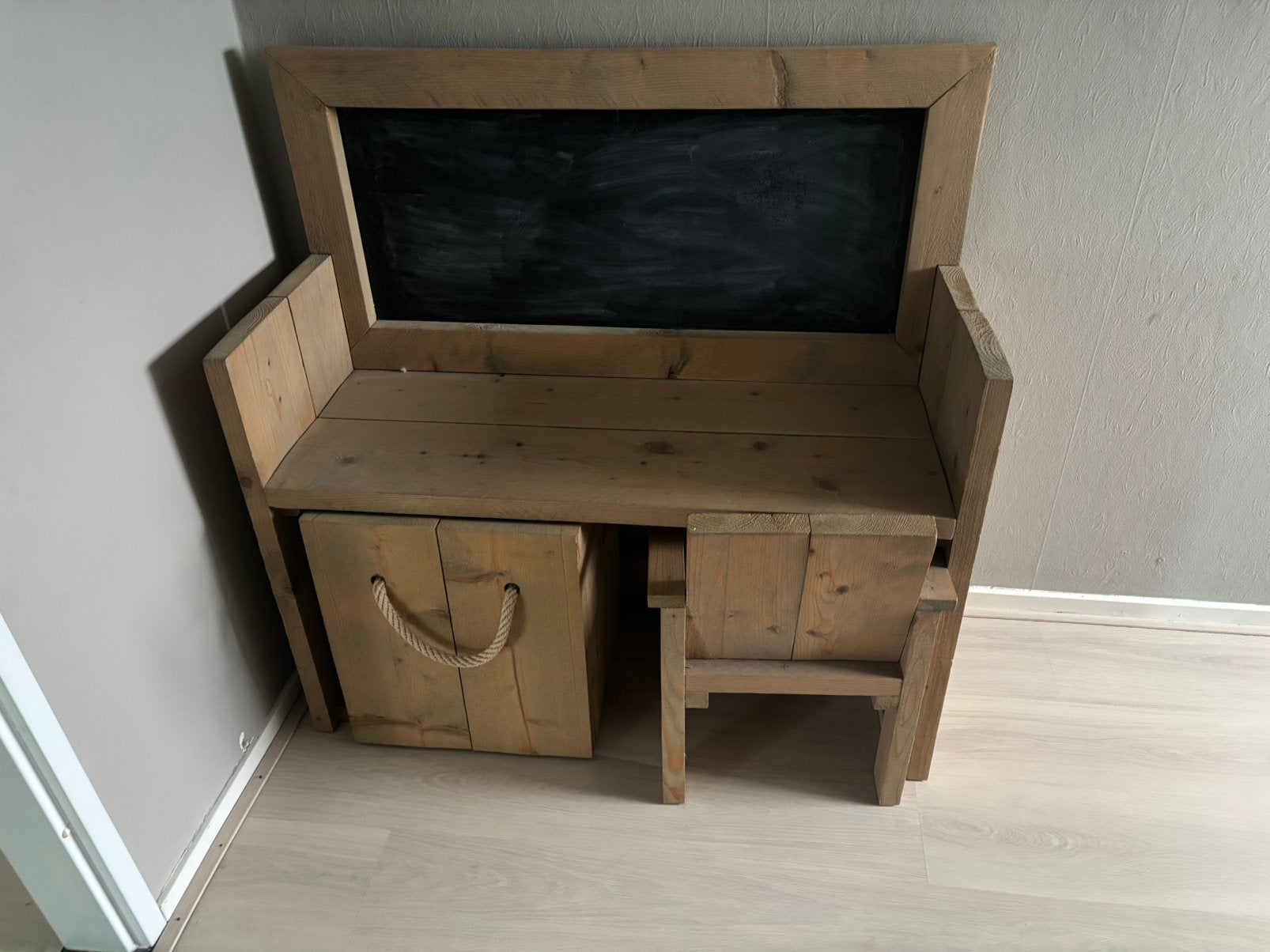 Steigerhouten kinderbureau, Ophalen, Zo goed als nieuw