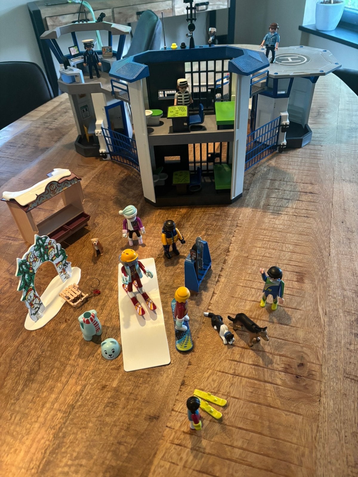 Onder andere Playmobil politiebureau en wintersport, Ophalen, Gebruikt, Complete set