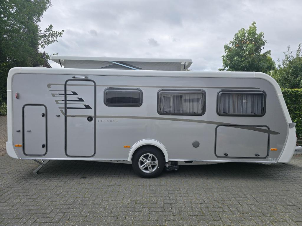 Eriba Feeling 515 stapelbed, hefdak en mover, Dwarsbed, Schokbreker, Bedrijf, Treinzit