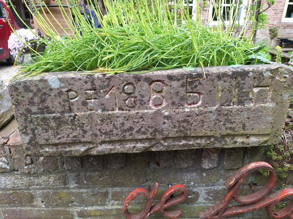 Antieke natuurstenen bak uit 1885 - 60x35x18 cm, Tuin en Terras, Bloembakken en Plantenbakken, Steen, Gebruikt, Minder dan 30 cm