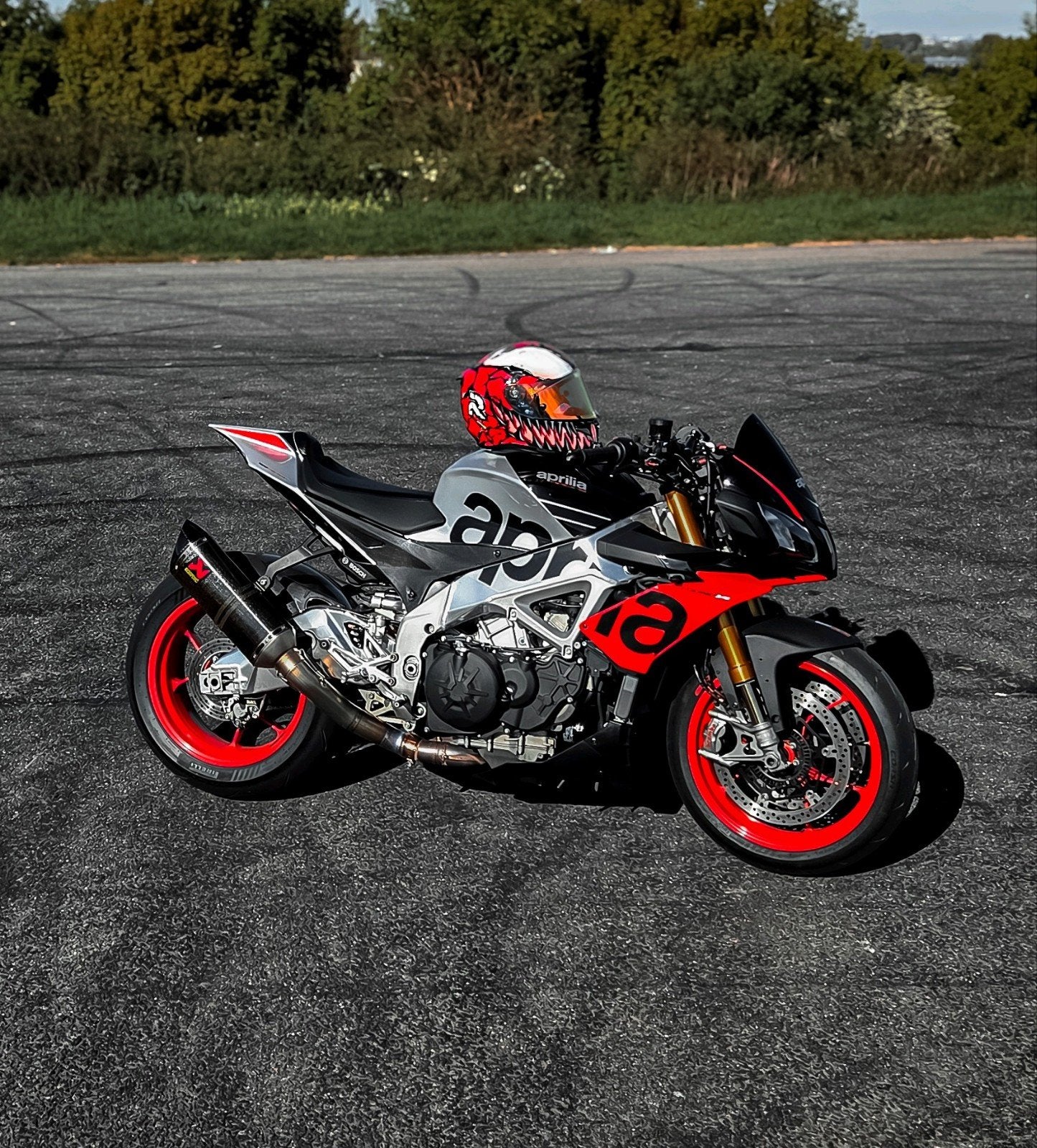 Aprilia Tuono 1100 V4 Factory 2019 - Akrapovic, 1077 cc, 4 cilinders, Motorrijbewijs A, Gebruikt